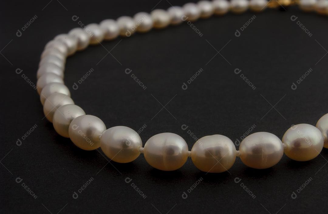 Colar de pérolas em fundo preto fosco