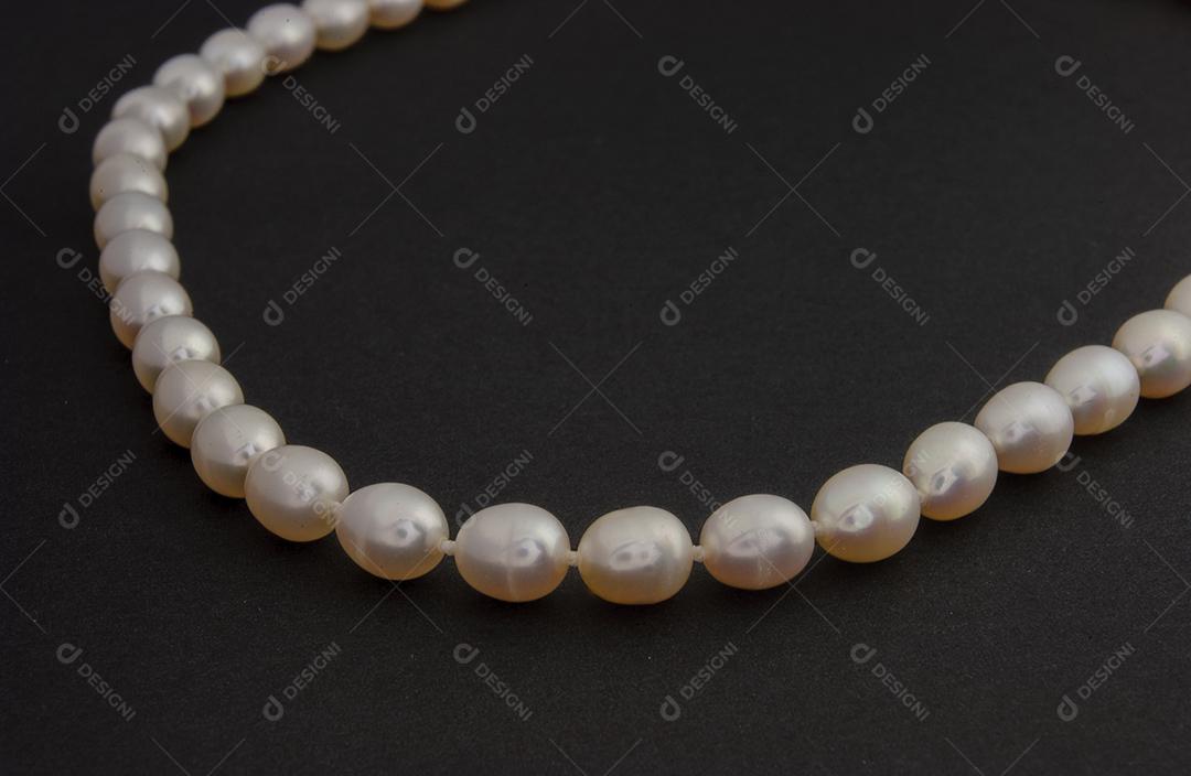 Colar de pérolas em fundo preto fosco