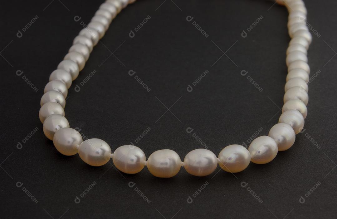 Colar de pérolas em fundo preto fosco