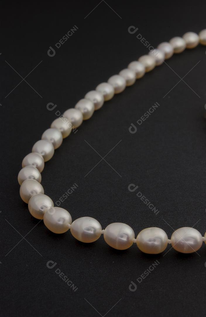 Colar de pérolas em fundo preto fosco