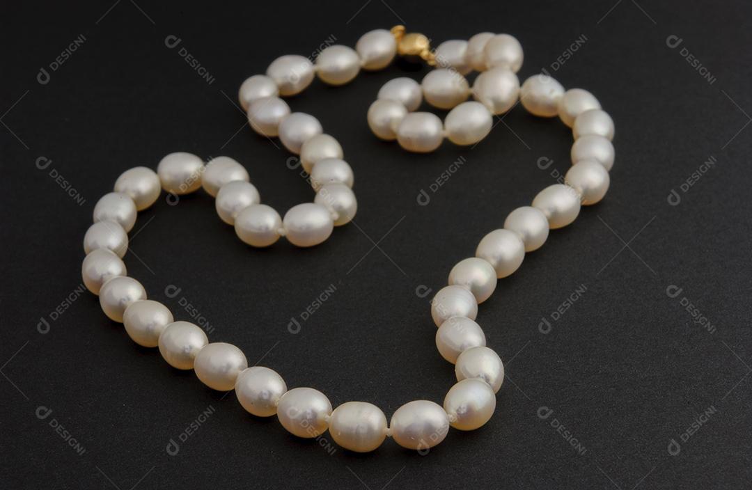 Colar de pérolas em fundo preto fosco