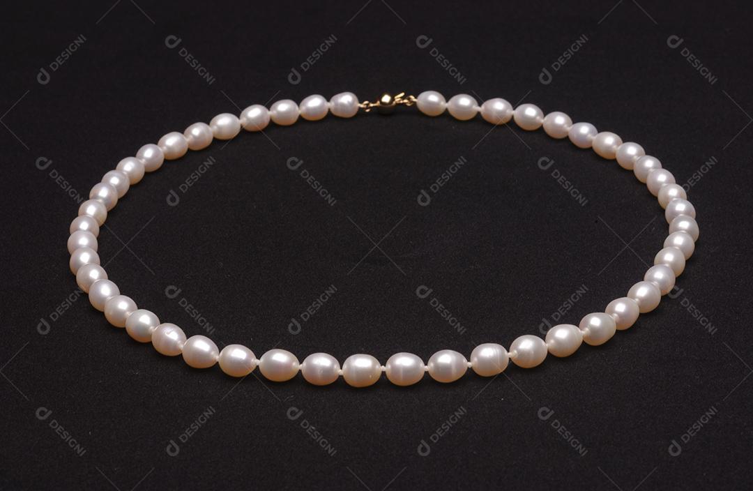 Colar de pérolas em fundo preto fosco