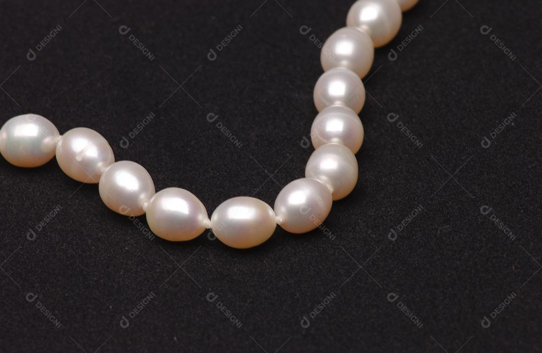 Colar de pérolas em fundo preto fosco