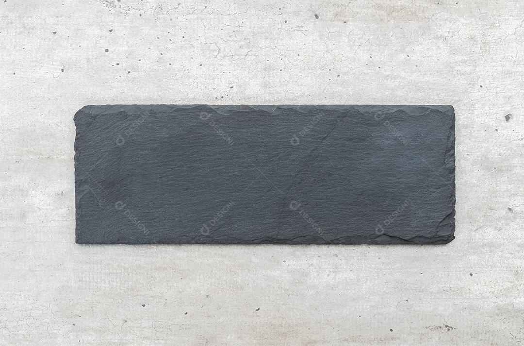 Placa de pedra vazia sobre a mesa de madeira.