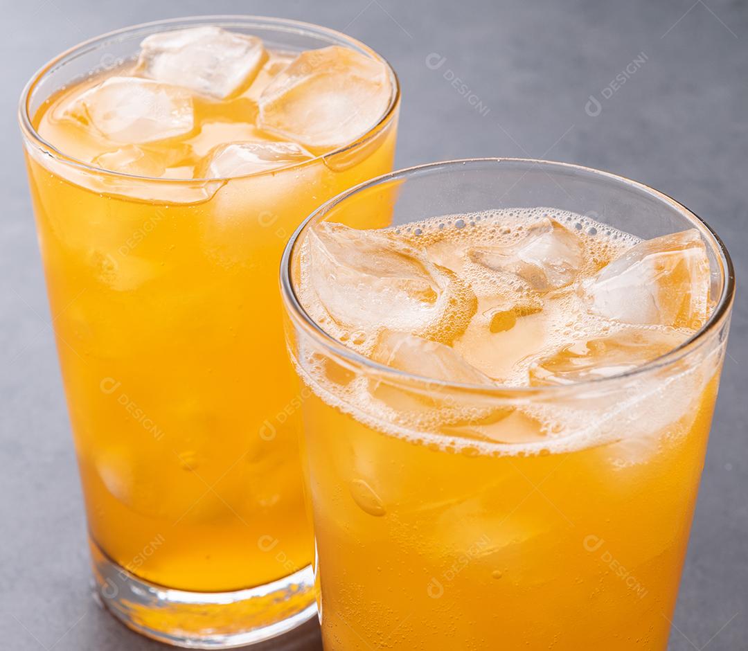 Refrigerante de laranja, refrigerante em copos com gelo.