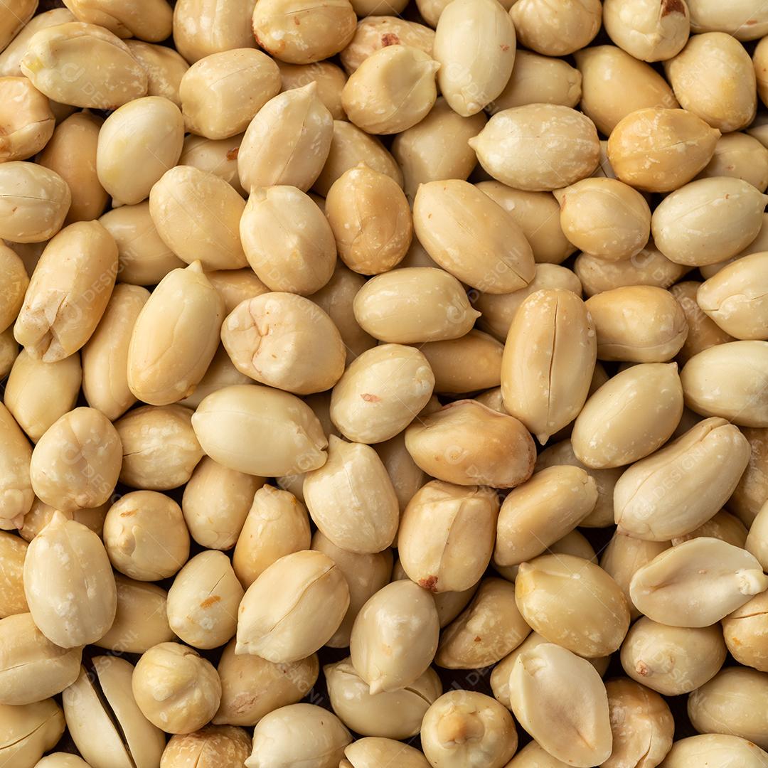 Closeup vista superior de amendoins descascados. Cenário de comida.