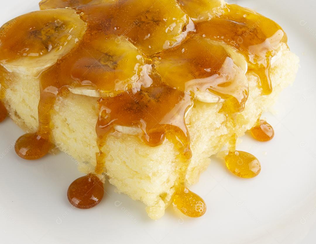 Bolo de banana com calda de caramelo
