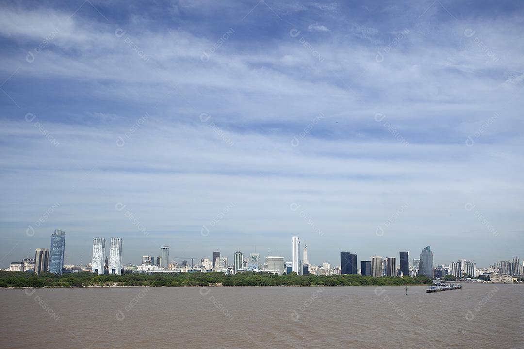 Horizonte de Buenos Aires sobre o Rio da Prata.