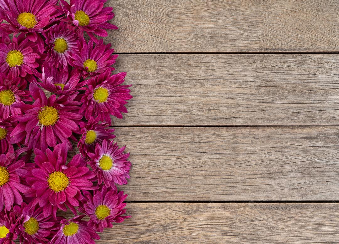 Flores roxas sobre mesa de madeira