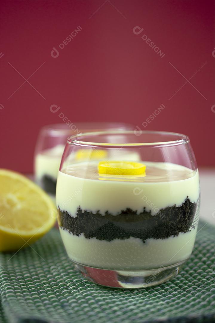 Creme de limão siciliano e biscoitos verrine.
