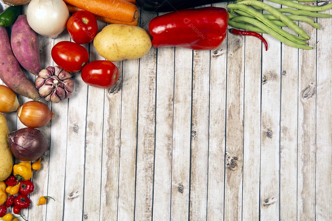 Legumes sobre uma mesa de madeira