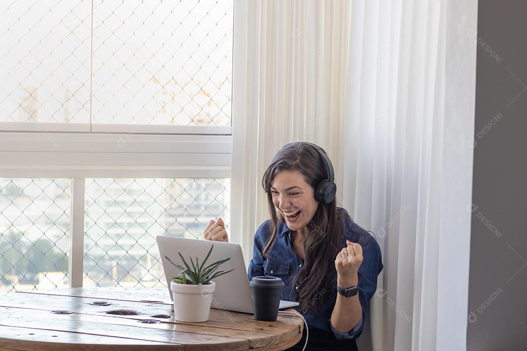 Mulher mechendo em seu notebook escritorio