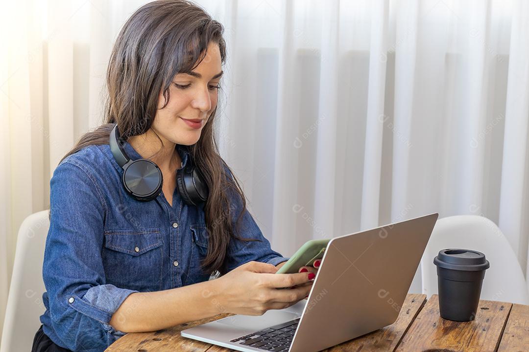Mulher mechendo em seu notebook escritorio