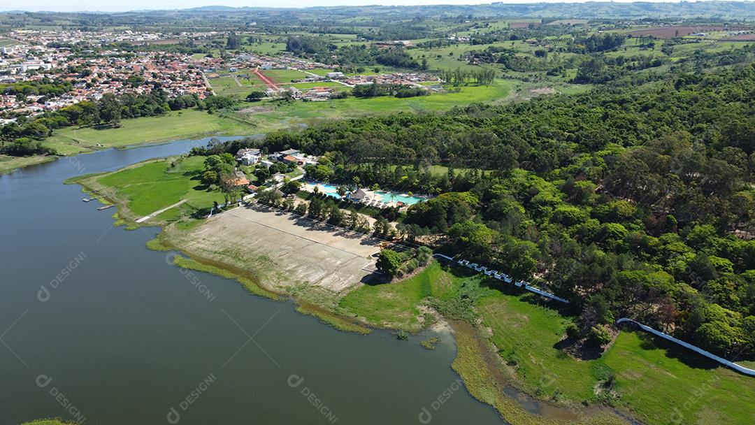 Vista aerea uma mansao na beira de um lago