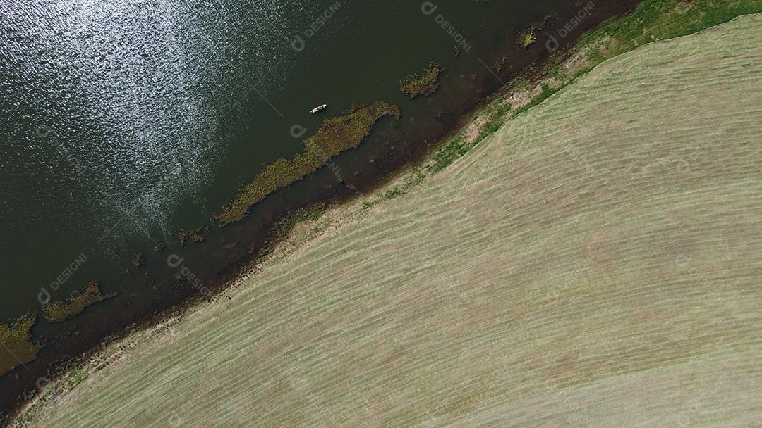 Vista aerea de uma praia lago areia