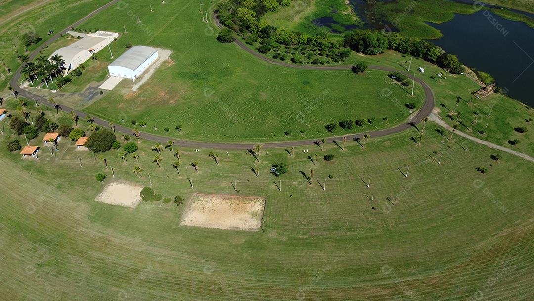 Vista aerea campo fazenda galpao lago