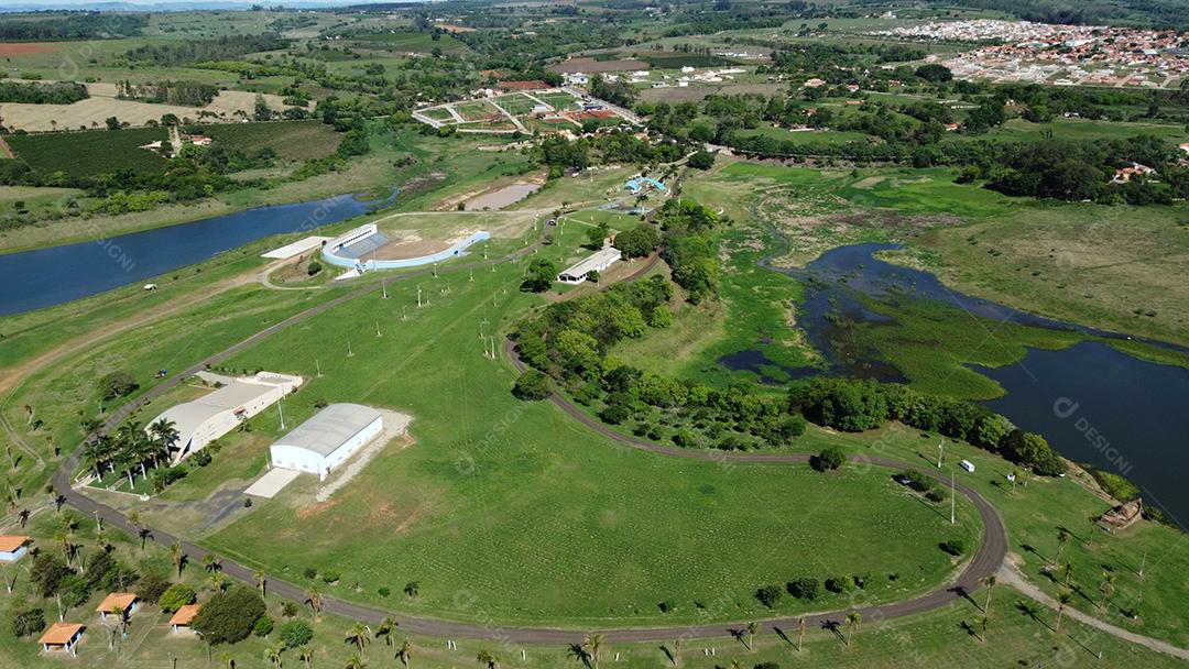 Vista aerea campo fazenda galpao lago