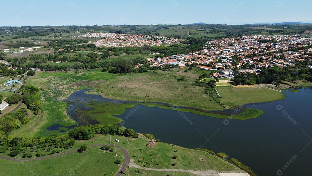 Vista aerea lago do lado de uma cidade casas