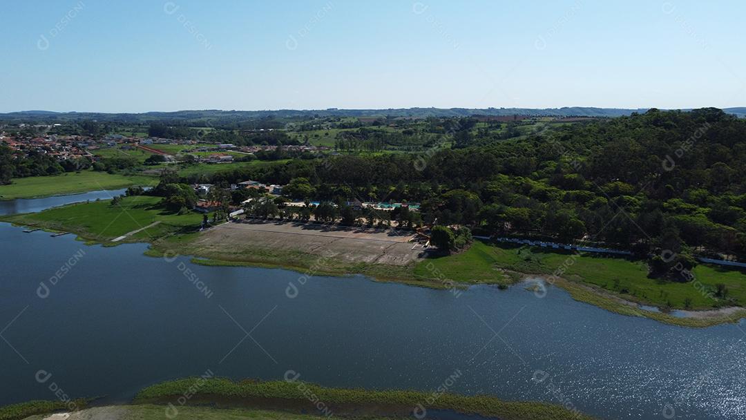 Vista aerea uma mansao na beira de um lago