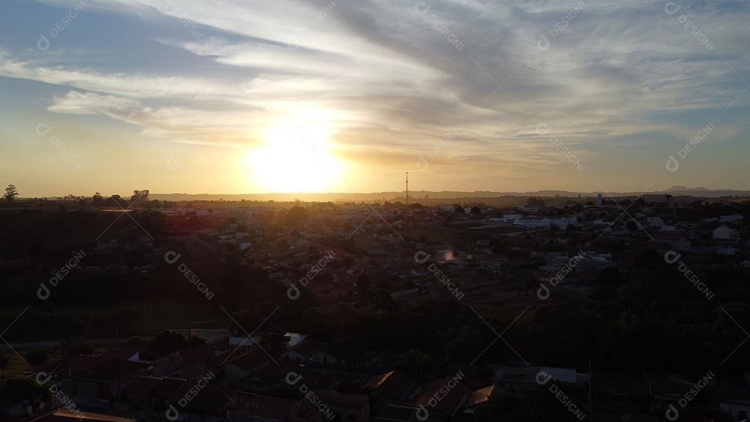 Paisagem por do sol vista aerea cidade