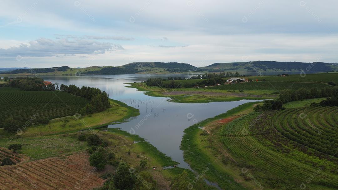 Vista aerea Paisagem lago fazenda campo arvores