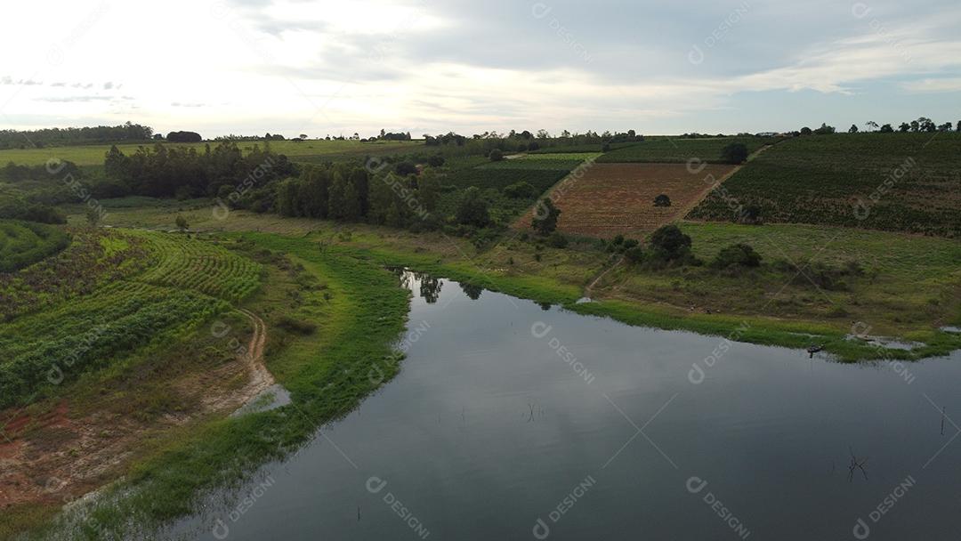 Paisagem lago fazenda campo arvores