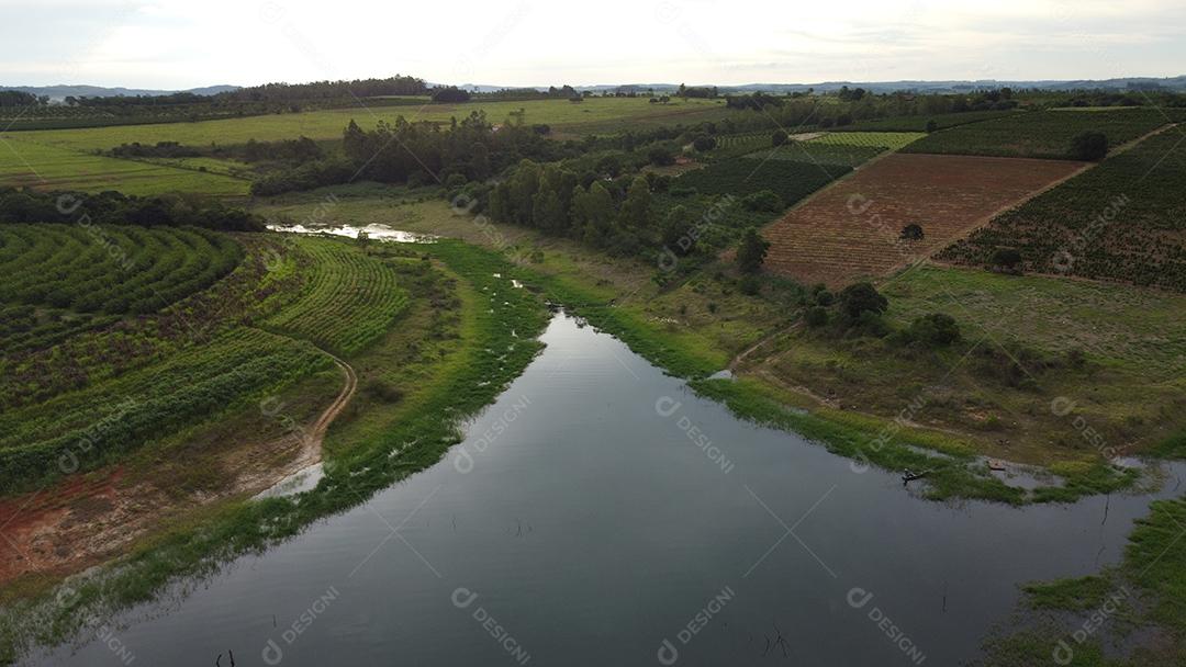 Paisagem lago fazenda campo arvores