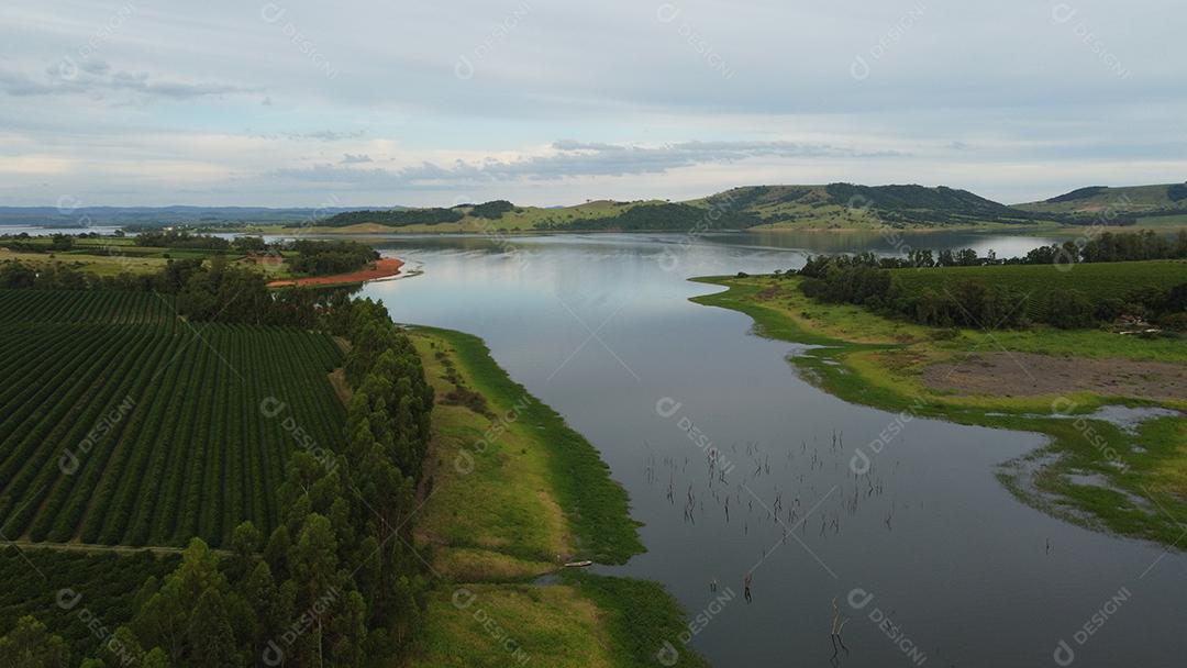 Paisagem lago fazenda campo arvores