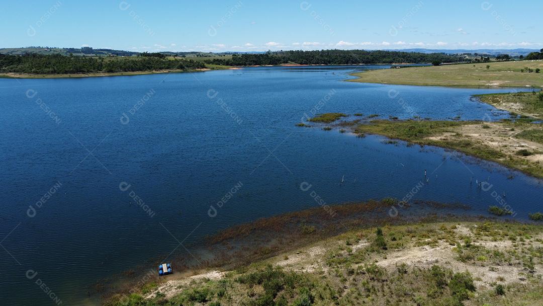 Paisagem lago fazenda campo arvores