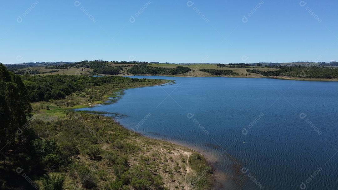 Vista aerea Paisagem lago fazenda campo arvores