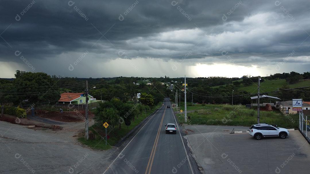 Vista aerea de uma cidade ceu nublado chuva