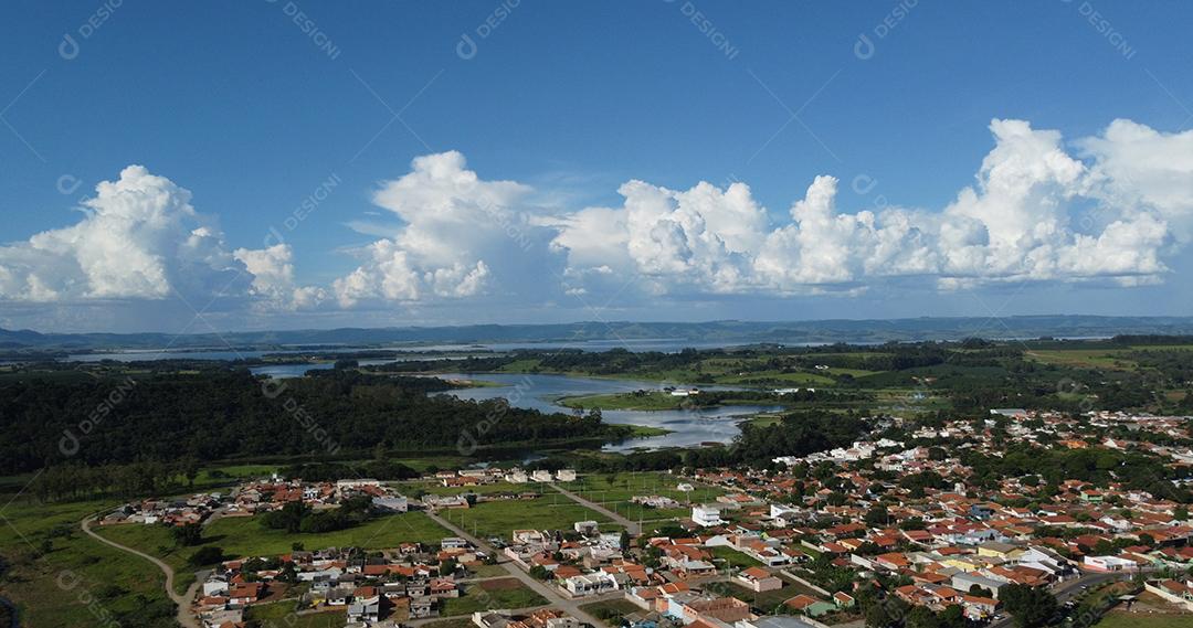 Vista aerea cidade casas ceu azul