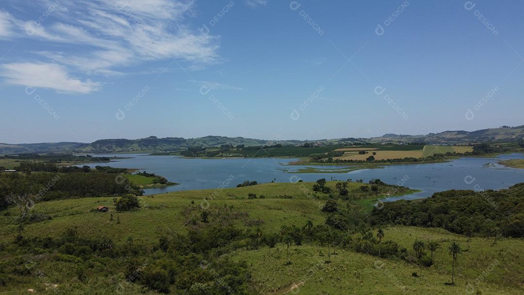 Vista aerea Paisagem lago fazenda campo arvores