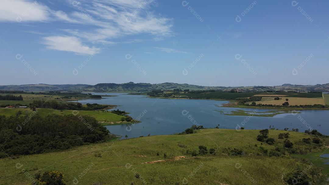 Vista aerea Paisagem lago fazenda campo arvores