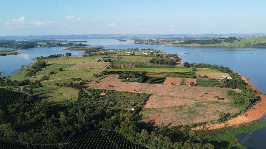 Vista aerea Paisagem lago fazenda campo arvores