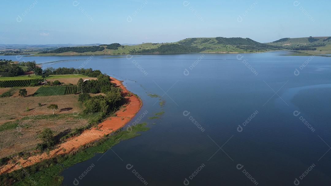 Vista aerea Paisagem lago fazenda campo arvores