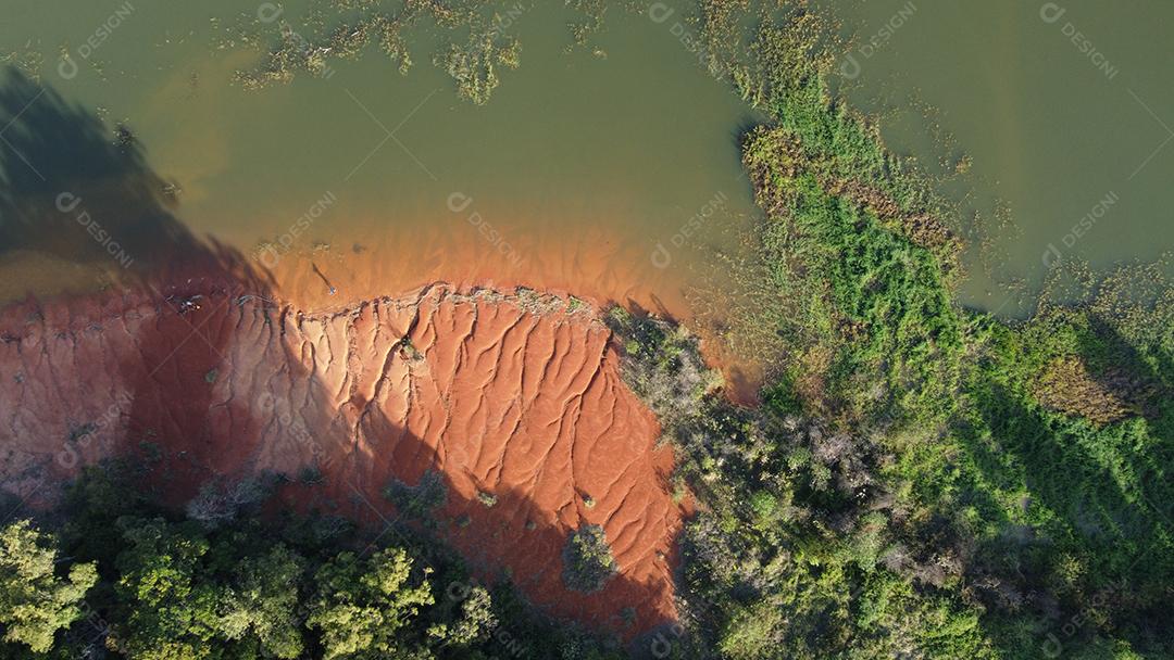 Vista aerea de um lago praia paisagem