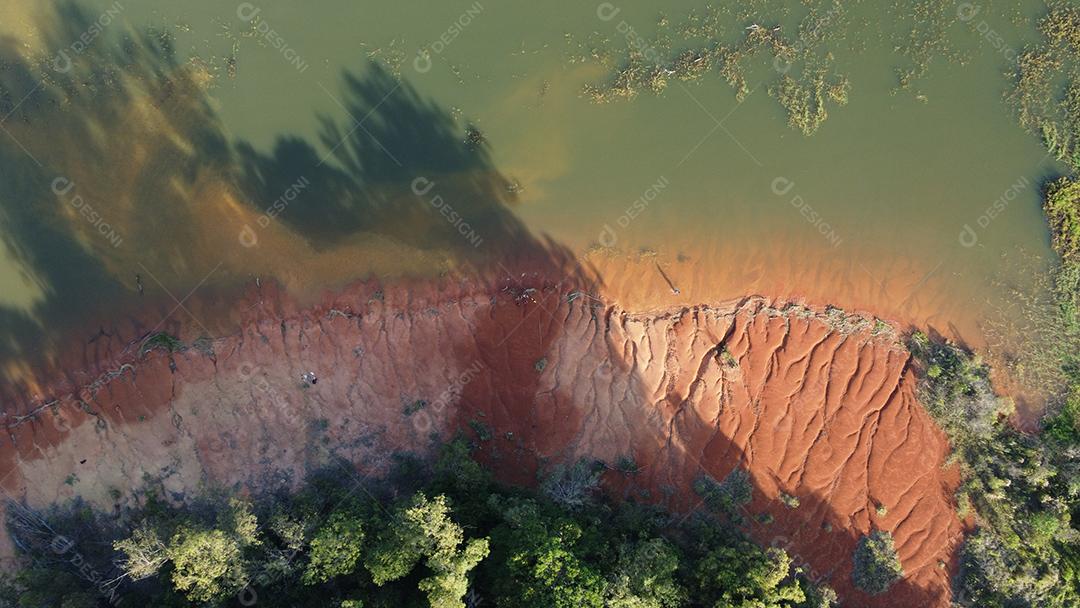Vista aerea de um lago praia paisagem