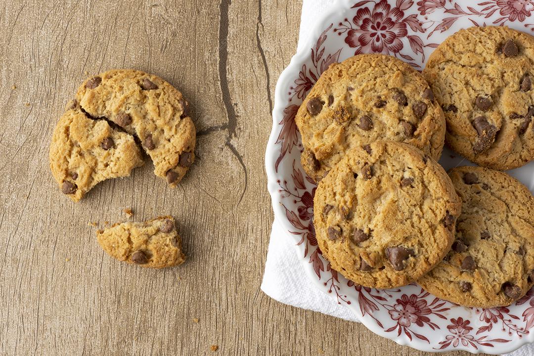 Chip de chocolate e biscoitos de baunilha em um prato decorado