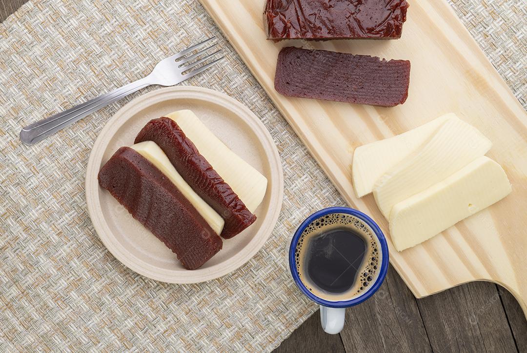 Goiaba doce com queijo de fazenda. Sobremesa típica caseira brasileira