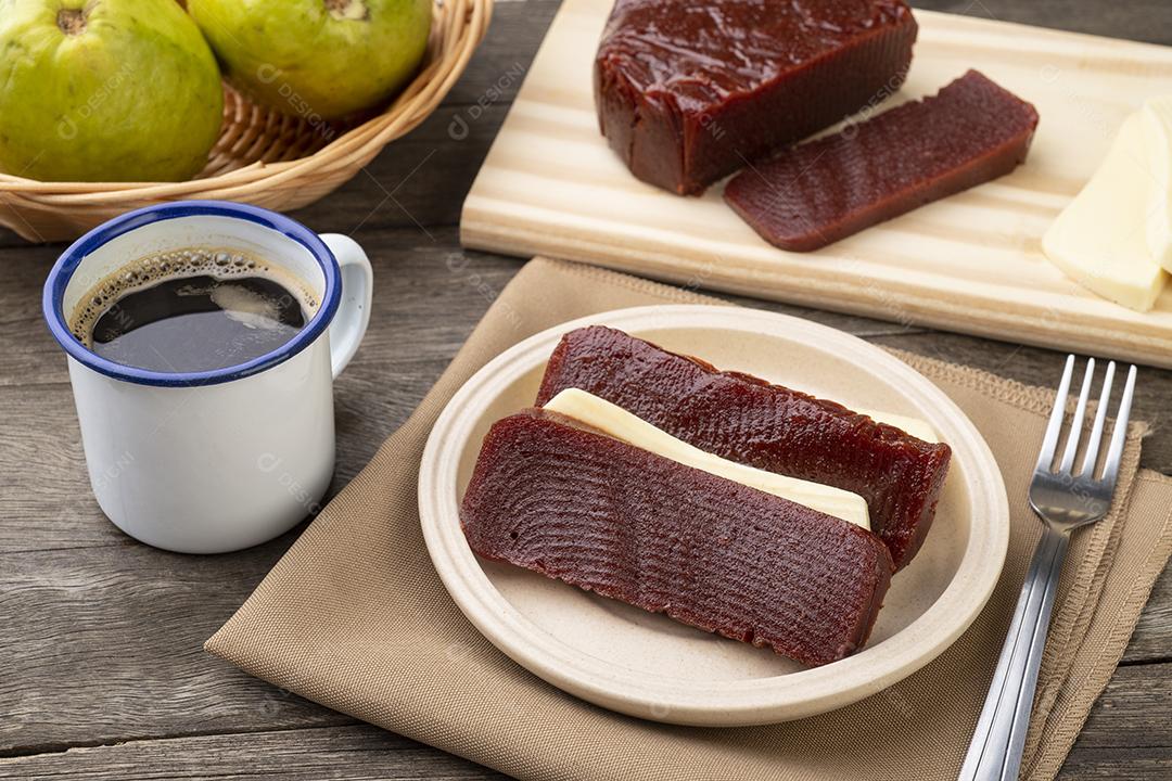 Goiaba doce com queijo de fazenda. Sobremesa típica caseira brasileira