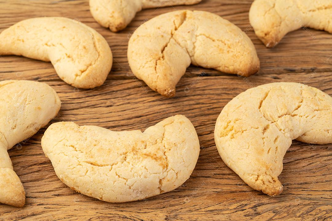 Chipas, típico pão de queijo sul-americano sobre mesa de madeira