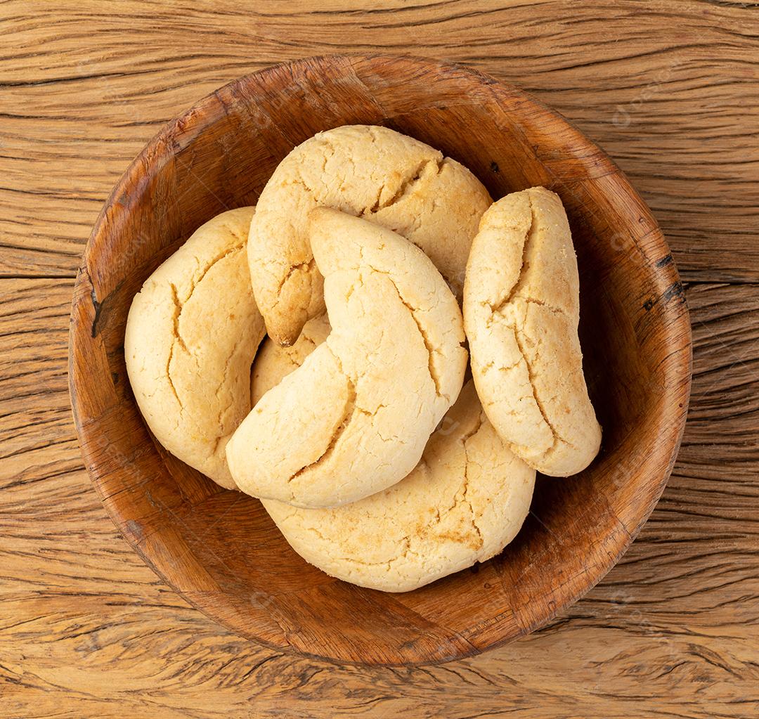 Chipas, típico pão de queijo sul-americano sobre mesa de madeira