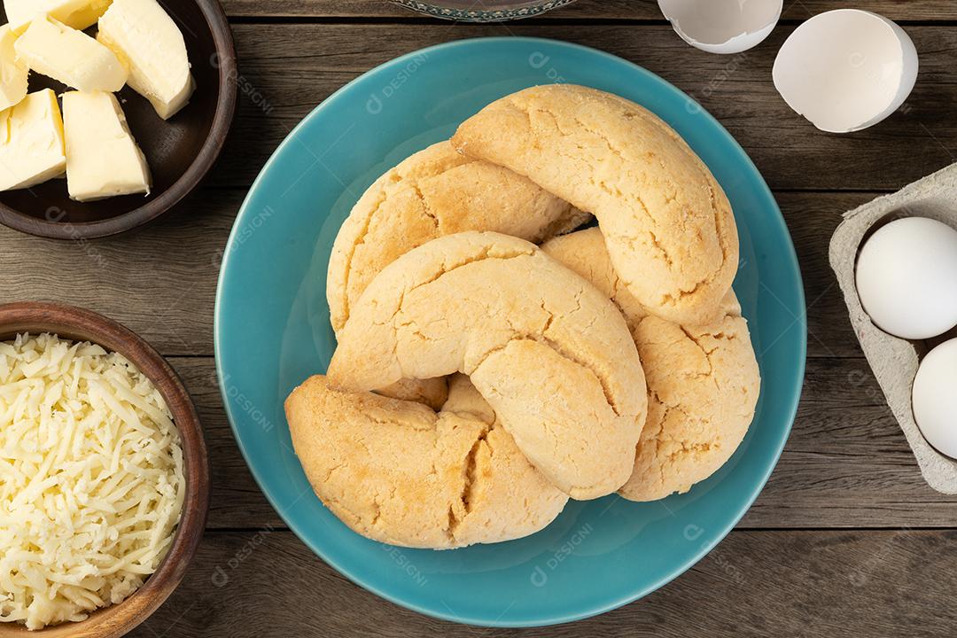 Chipas, típico pão de queijo sul-americano sobre mesa de madeira