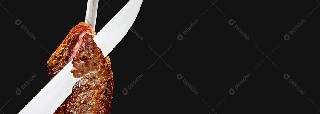 Churrasco carne macia. Churrasqueira, carne assada sendo cortada