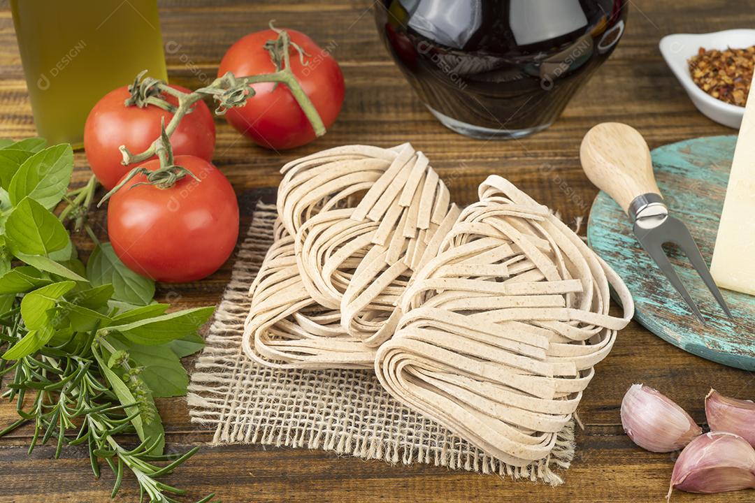 Macarrão tagliarini cru, tomate, azeite, vinho, pimenta e erva