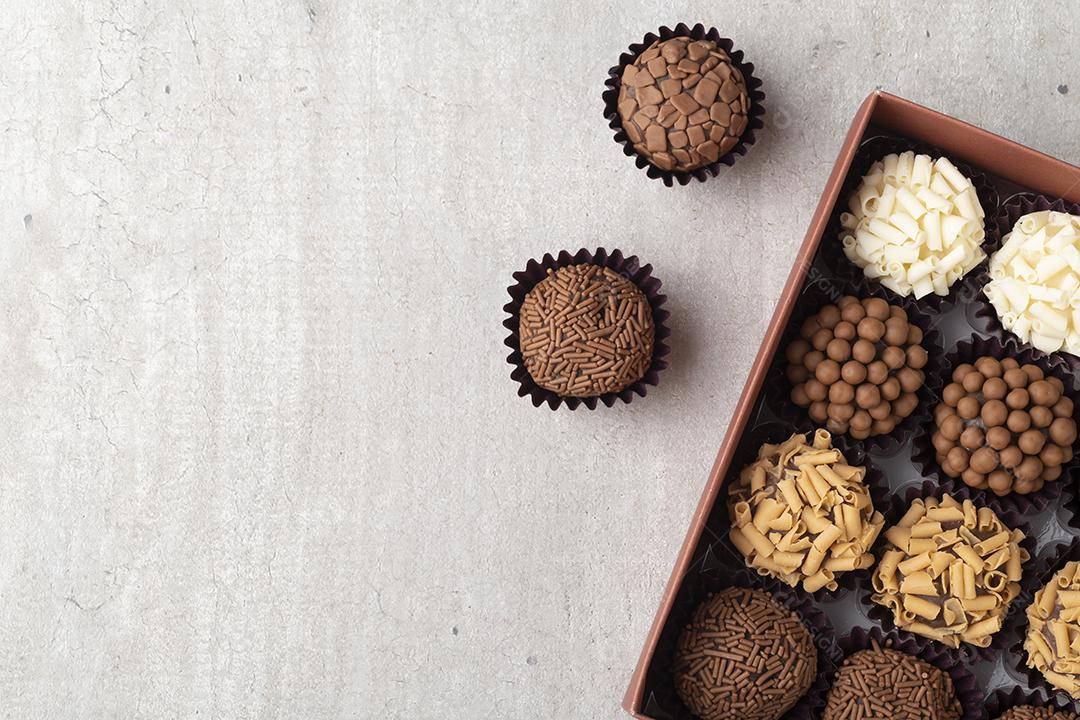Brigadeiros típicos brasileiros, vários sabores em uma caixa com policial