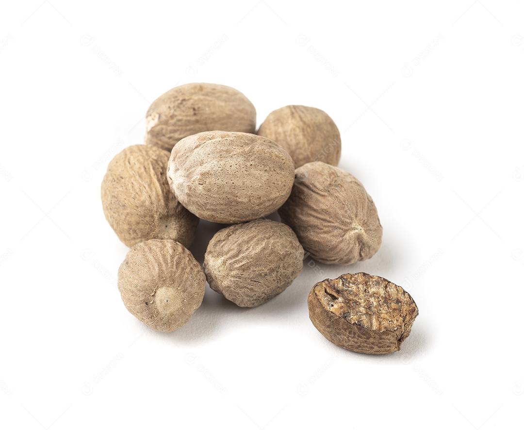 Grupo de noz-moscada isolada sobre fundo branco