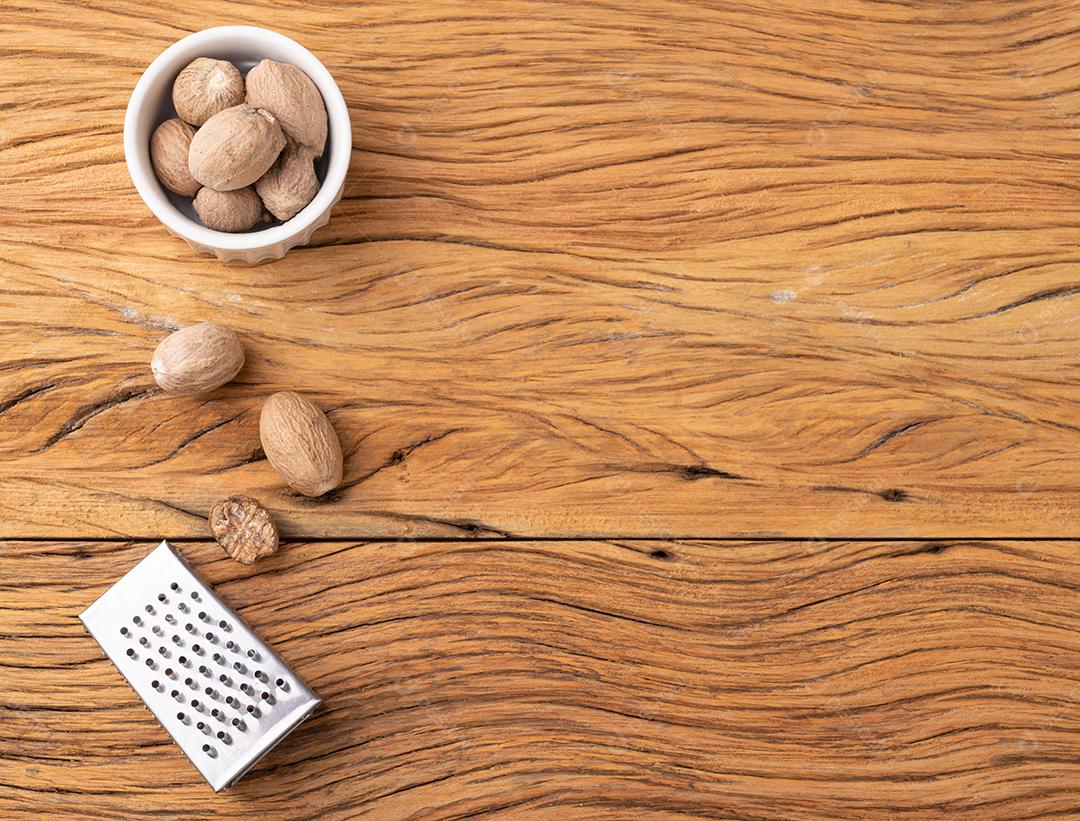 Noz-moscada com ralador sobre a mesa