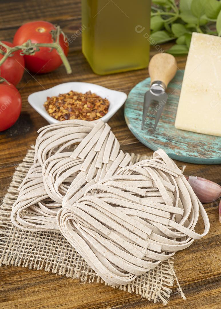Macarrão tagliarini cru, tomate, azeite, queijo parmesão, pimenta e ervas